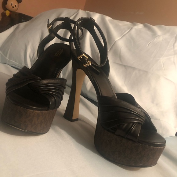 Michael kors sexy heels black with brown bottom with MK original design - Picture 1 of 9